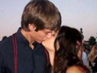 200194-zac_efron_vanessa_hudgens_kiss_much.jpg