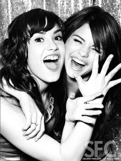 demi-and-selena-selena-gomez-and-demi-lovato-18138047-405-539.jpg