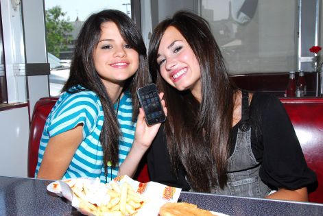 demi-selena-photo-selena-gomez-and-demi-lovato-17937006-2560-1707.jpg