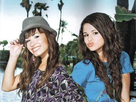 emi-and-sele-wallpaper99-selena-gomez-and-demi-lovato-10019130-1024-768.jpg