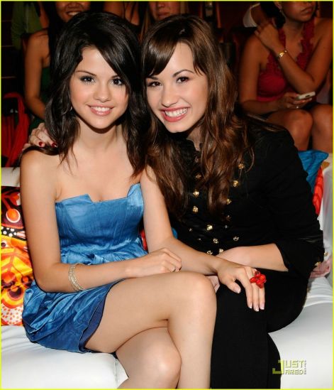 selena-gomez-and-demi-lovato-pics-semi-govato-11604632-1049-1222.jpg